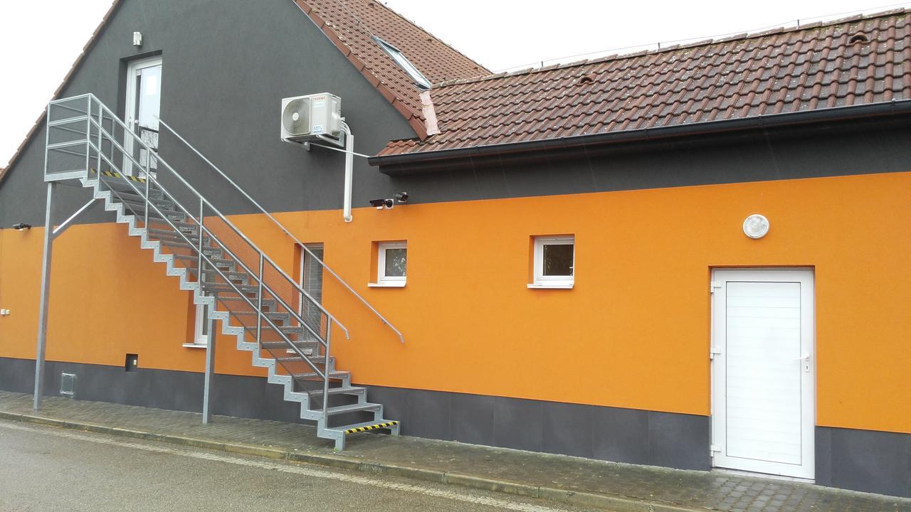 Bed & Parking Eurobit Bed & Breakfast Hrusky  Exterior photo